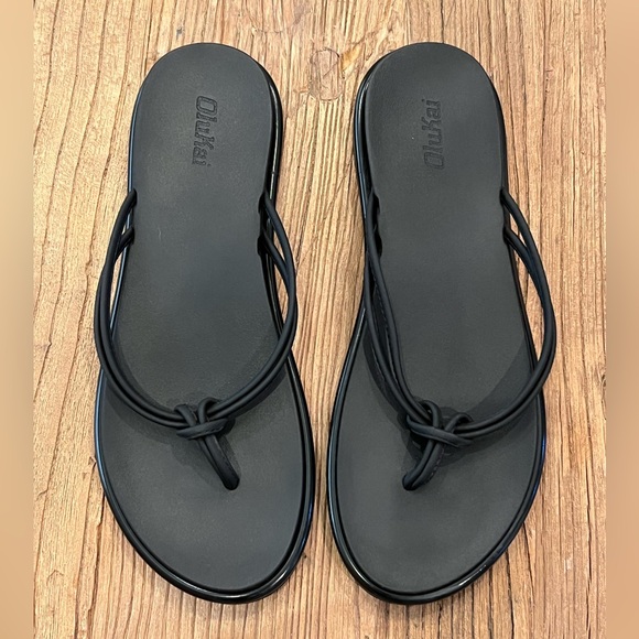 Women’s Olukai Aka, with Tags, Size 8, black, sleek thong sandal - Picture 3 of 8